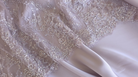 Falduri în roz antic cu bordură festonată și broderie densă spre margine