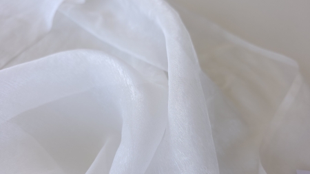 Falduri transparente cu reflexii sidefate sub lumină difuză