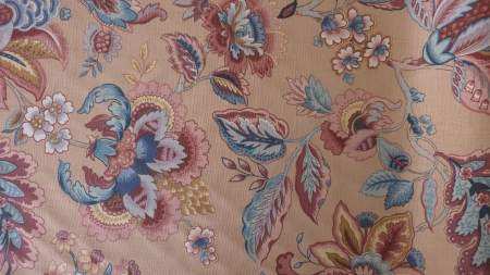 Imprimeu floral baroc multicolor pe fond piersică