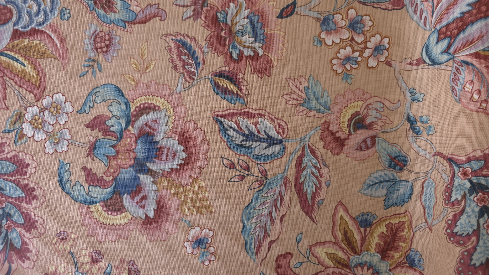 Imprimeu floral baroc multicolor pe fond piersică