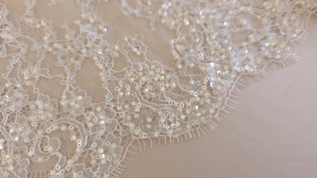 Marginea bordurii cu gene fine și broderie densă spre capătul tulului