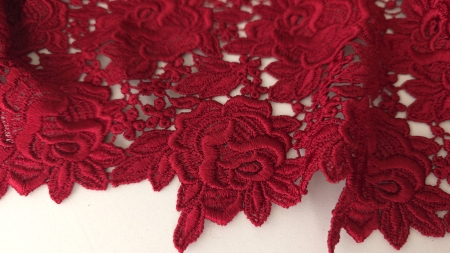 Margine festonată burgundy cu contur floral dens