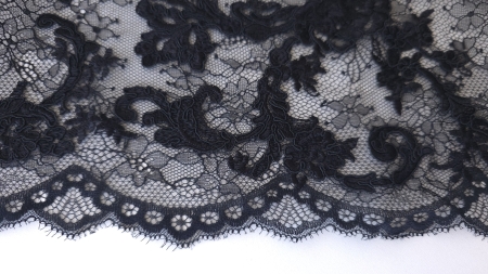 Margine festonată cu flori mici și ochiuri decorative din dantelă neagră