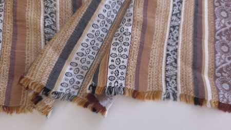 Margine cu franjuri colorate pe benzi cu motive mărunte