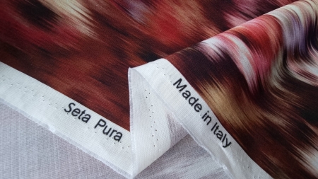 Margine cu inscripțiile Seta Pura și Made in Italy, lângă model cu buchete