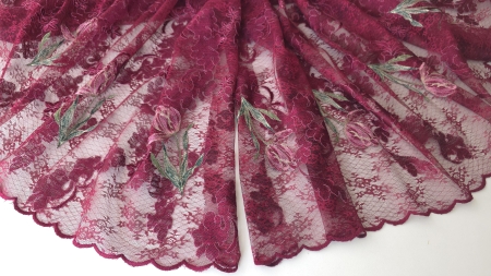 Dantela chantilly rebrodata burgundy așezat în evantai, cu marginea festonată la vedere