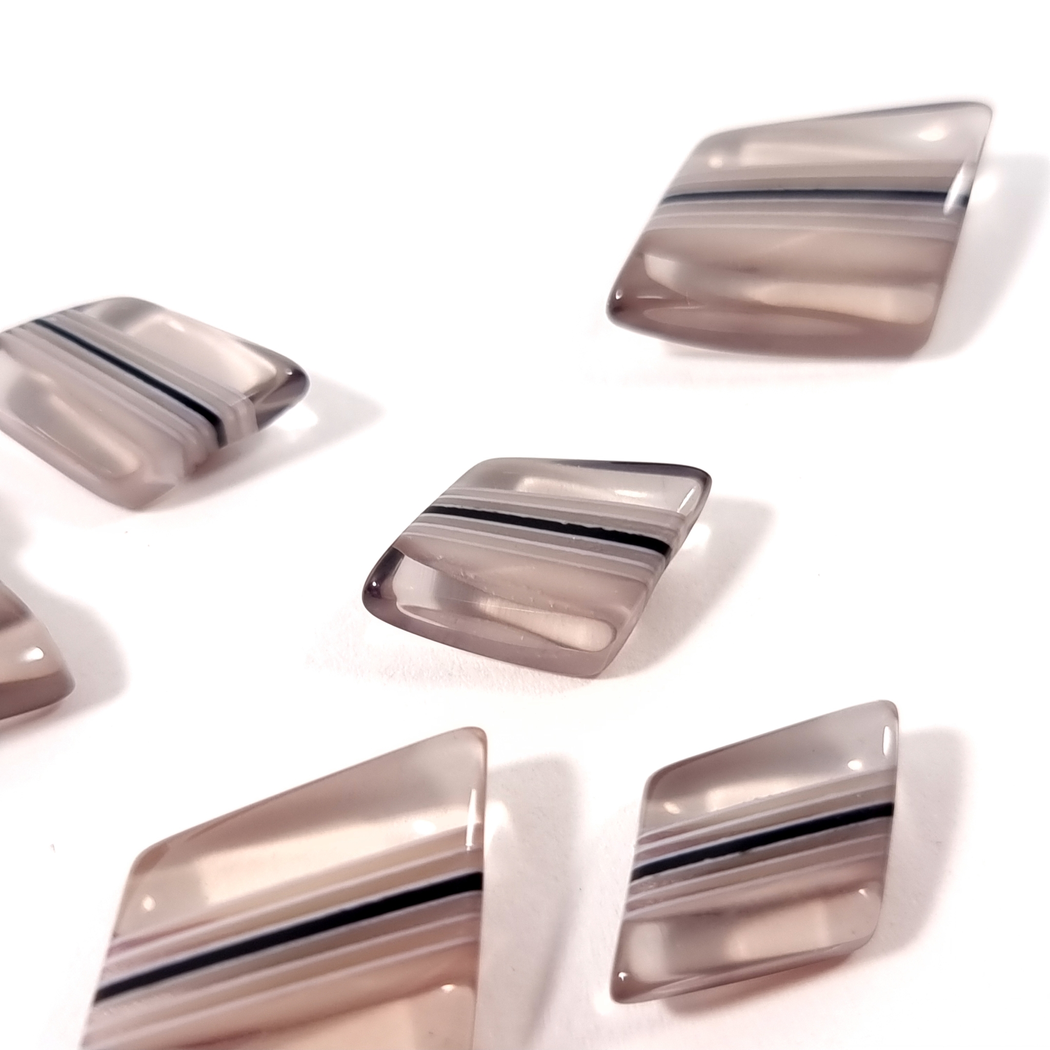 Nasture fumuriu de 15x13 mm cu dungi negre și albe în masa rășinii