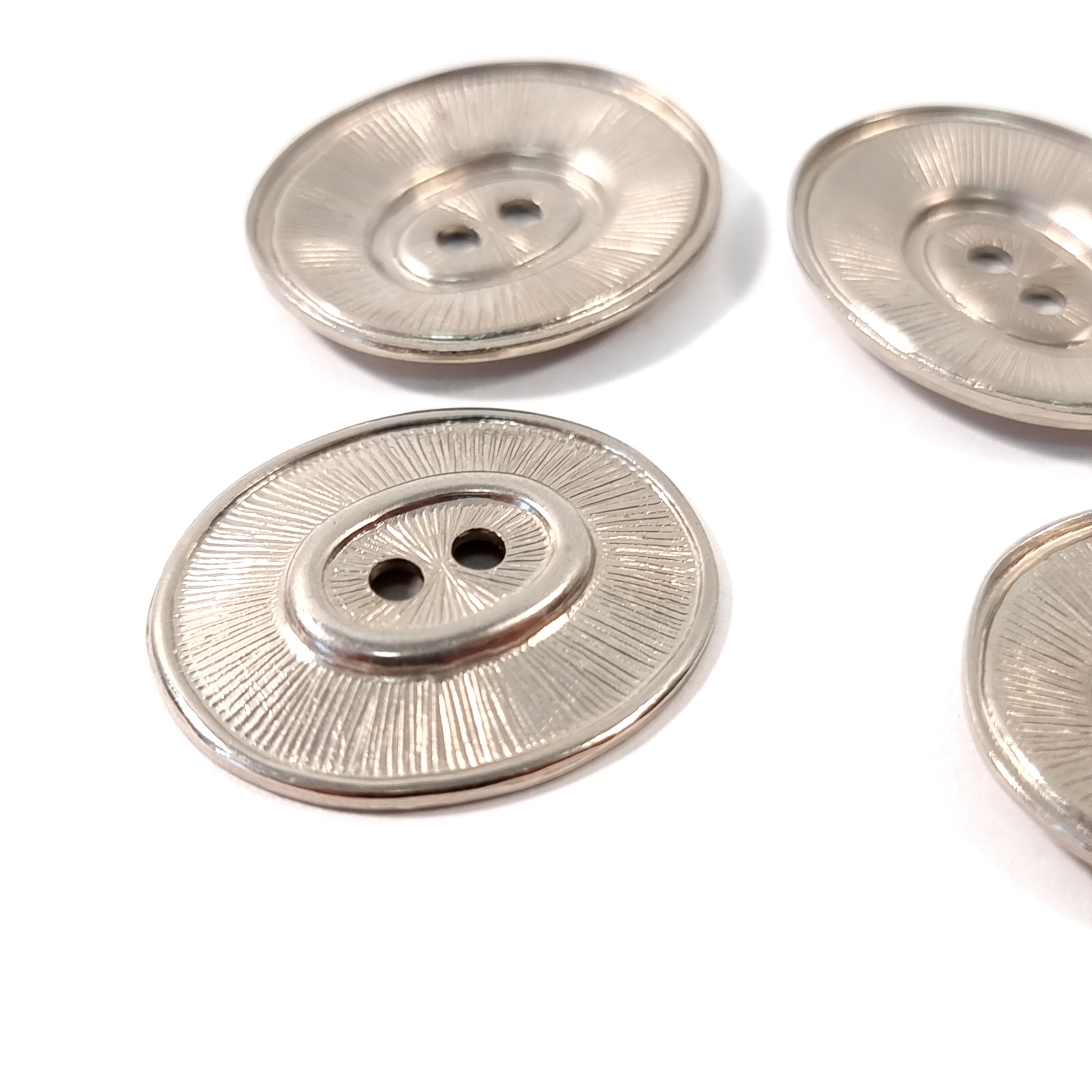 Nasturi metalici argintii cu relief oval si 2 ochiuri PCS139, Evelin Textile