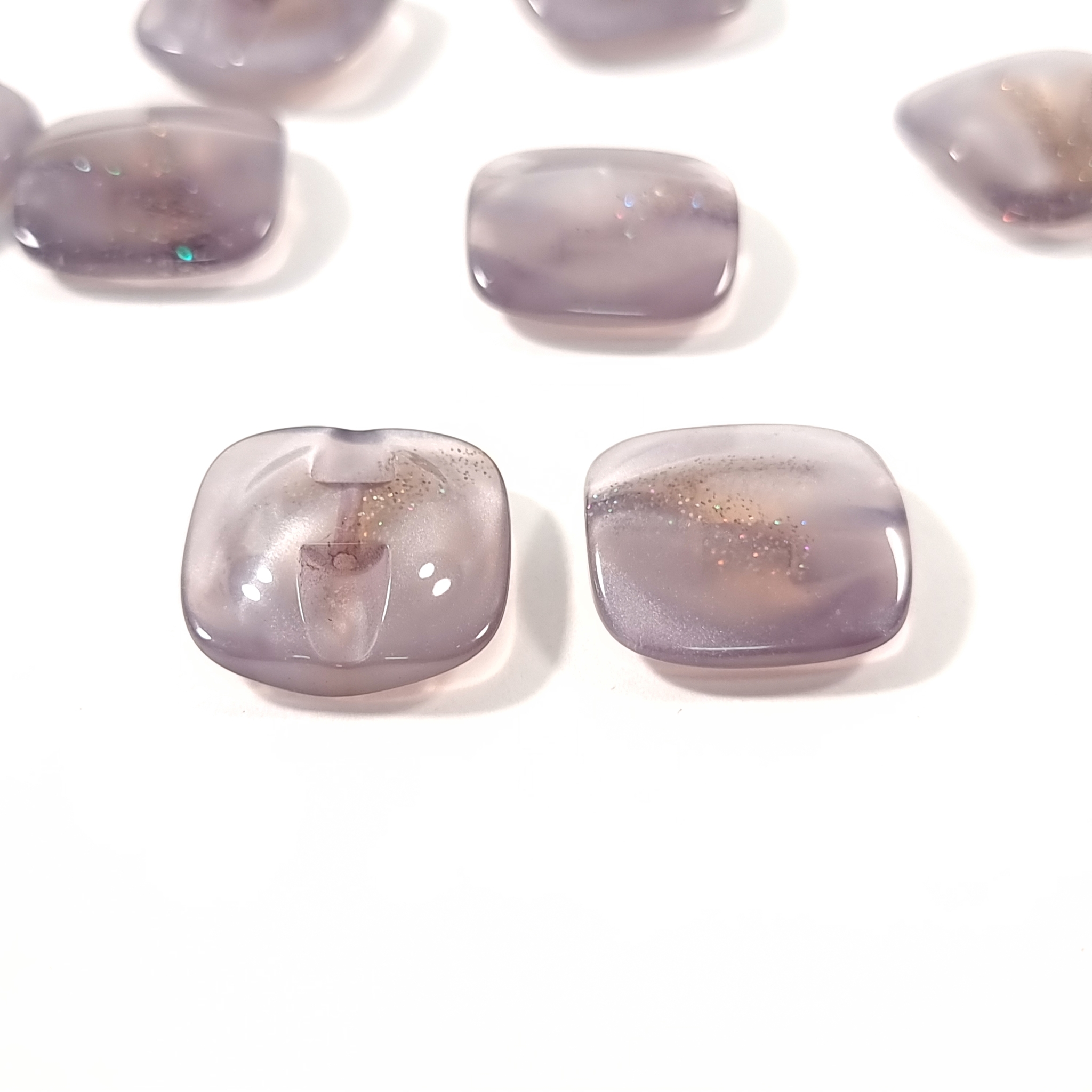 Grup de nasturi lila fumuriu de 19 x 19 mm, cu reflexii colorate în rășină