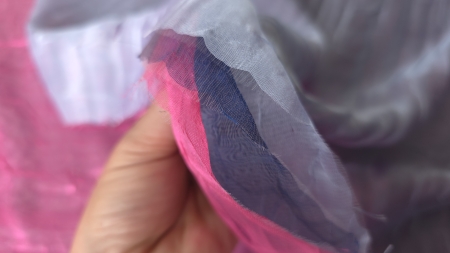 Voal întrețesut în trei nuanțe, marginea ținută în mână cu cele trei straturi vizibile, cod PCS074