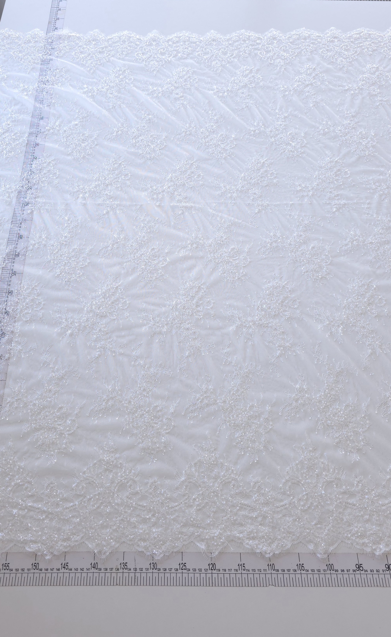 Metraj dantelă chantilly off white cu paiete măsurat cu rigla, lățime aprox. 1.40 m