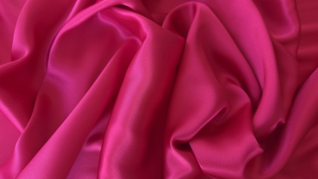 Satin fucsia la metru așezat în falduri neregulate