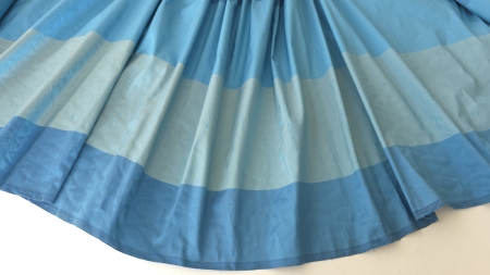 Shantung block color din matase naturala, falduri largi în evantai cu benzi de bleu azur, cod PCS317