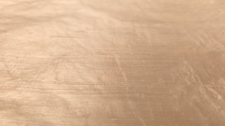 Shantung natural cu fire neuniforme, suprafață nude rose pudră cu luciu discret