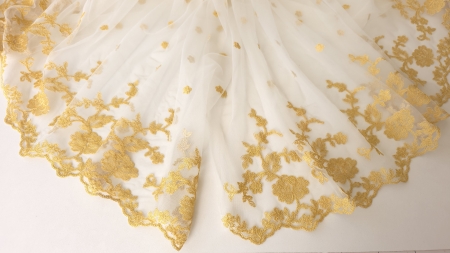 Tulle ivoire cu broderie galben auriu din bumbac in falduri de evantai cu ambele borduri vizibile